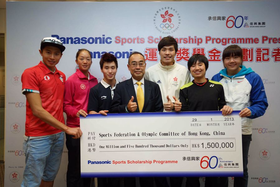 信興集團副主席蒙德揚與上屆「Panasonic 運動獎學金計劃」得獎者合照。由左至右：勞証顯﹝三項鐵人﹞、胡可澄﹝網球﹞、石偉雄﹝體操﹞、張小倫﹝劍擊﹞、葉姵延﹝羽毛球﹞及梁巧詩﹝田徑﹞。
© 港協暨奧委會